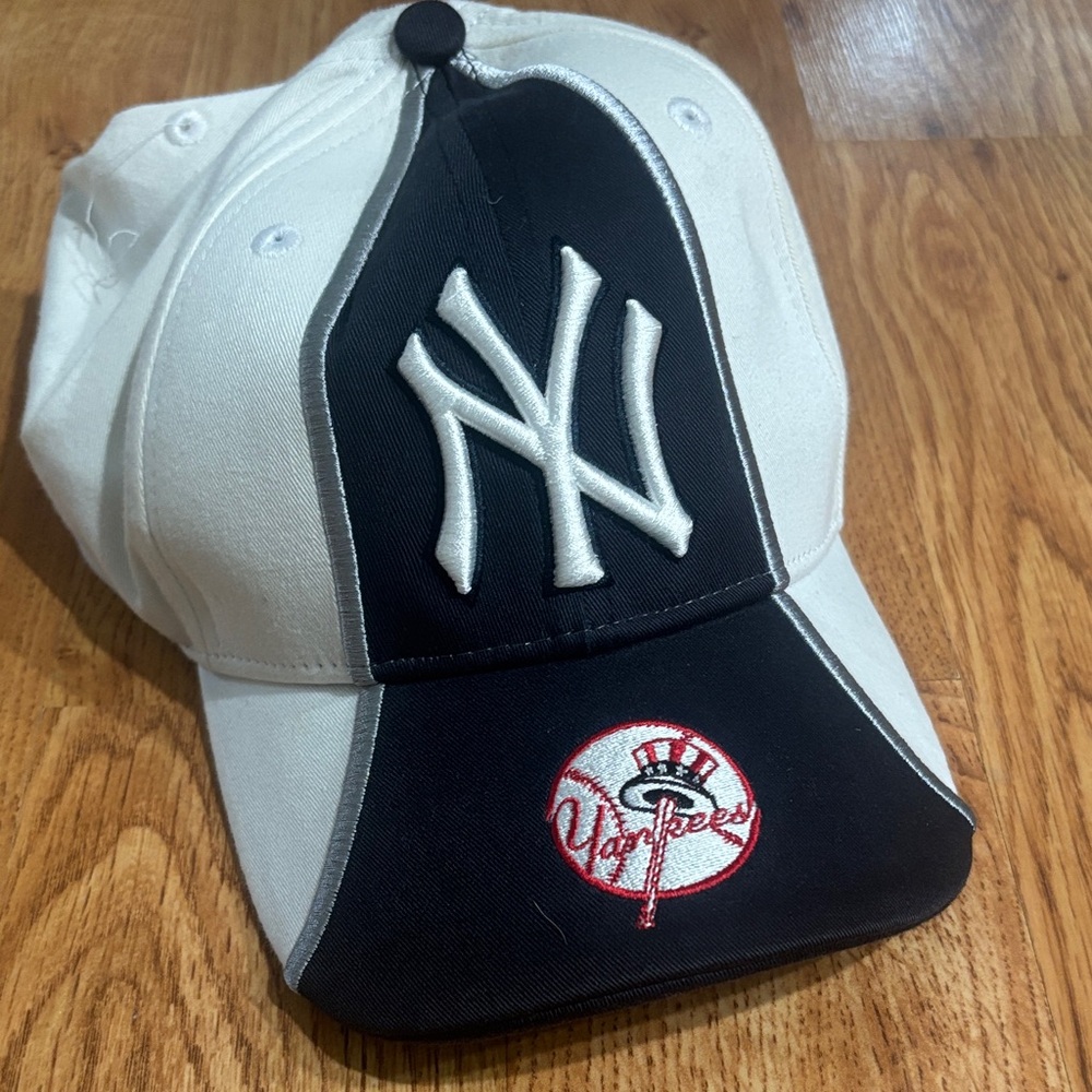 New Era Black and White Yankees Cap